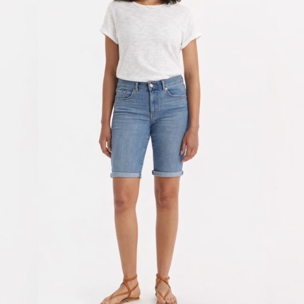 Levi's Women's Mid Wash Classic Bermuda Shorts | Summer Weekend EUC 33 #1846